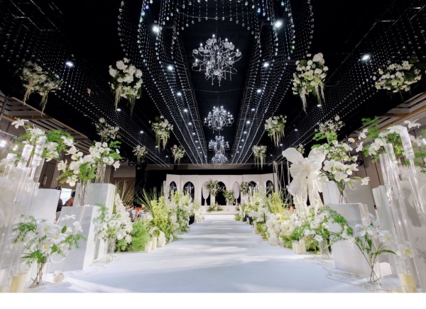 婚礼篇丨纯白殿堂-水晶与繁花共舞